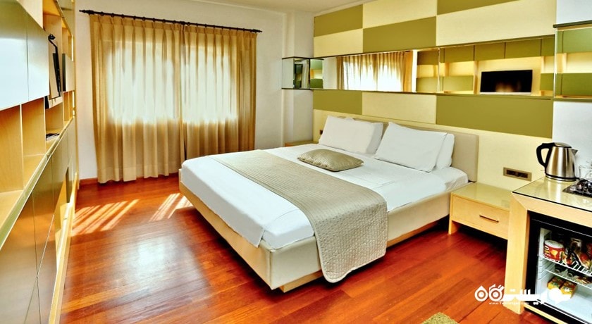 نمای تخت بزرگ اتاق لاکچری